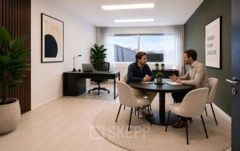Moderne kantoorruimte huren in Haarlem Waarderpolder met een werkplek en een tafel met stoelen voor zakelijke gesprekken aan A. Hofmanweg 5A.