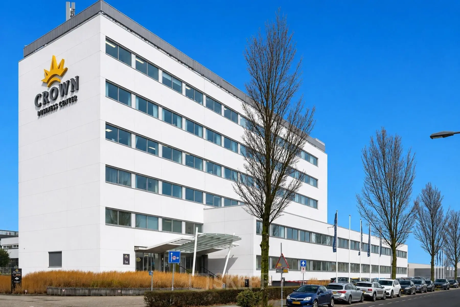 Modern kantoorpand aan de A. Hofmanweg 5A in Haarlem Waarderpolder, ideaal voor kantoorruimte huren. Het gebouw heeft een strak ontwerp met meerdere verdiepingen en parkeergelegenheid voor zakelijk gebruik.