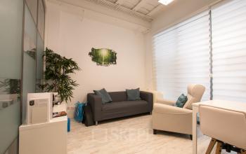 Gezellige kantoorruimte aan de Waarderweg 19 in Haarlem Waarderpolder, met comfortabele meubels en een rustige sfeer, ideaal voor werkruimteverhuur.