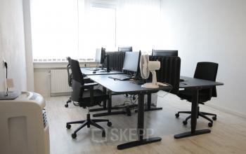 Heldere kantoorruimte aan Waarderweg 19 in Haarlem Waarderpolder met bureaus en stoelen, ideaal om te huren. Grote ramen zorgen voor veel natuurlijk licht in het kantoorpand.