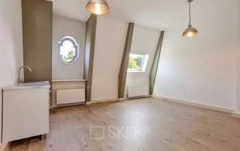 Lichte kantoorruimte te huur in kantoorpand op Dreef 34, Haarlem Zuid, met houten vloer, dakramen en wastafel.