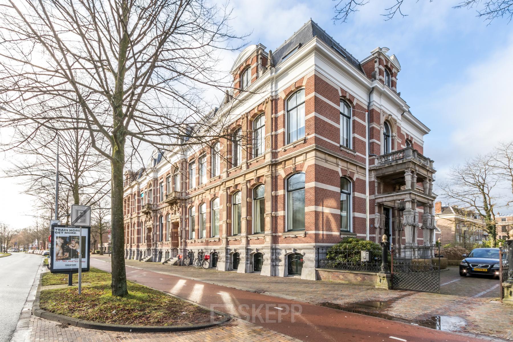 Kantoorpand aan Dreef 34 in Haarlem Zuid, Haarlem, met klassieke gevel en parkeergelegenheid op de stoep.