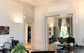 Ruime kantoorruimte huren in kantoorpand Haarlem Zuid, Dreef 36, met elegante details en werkplekken.