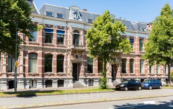 Klassiek kantoorpand gelegen aan Dreef 36 in Haarlem Zuid, met historische gevel en bomen voor de deur.