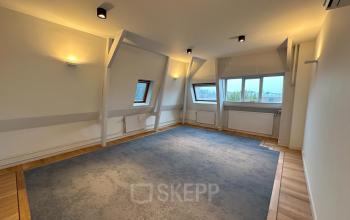 Kantoorruimte te huur op Dreef 36, Haarlem Zuid, Haarlem. Lichte ruimte met houten vloer en ingebouwde verlichting.