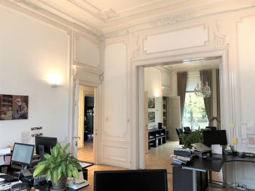 Ruime kantoorruimte huren in kantoorpand Haarlem Zuid, Dreef 36, met elegante details en werkplekken.