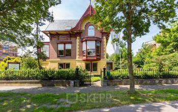 Kantoorpand huren op Florapark 7 in Haarlem Zuid, Haarlem, elegant gebouw met tuin.