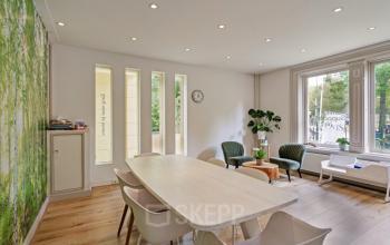 Kantoorruimte huren in Haarlem Zuid, gelegen aan Florapark 7, met moderne inrichting, houten vloer, natuurlijke accenten en zithoek.