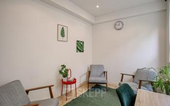 Kantoorpand aan Florapark 7 in Haarlem Zuid met een knusse vergaderruimte, voorzien van klassieke stoelen en planten. Hier kun je kantoorruimte huren.