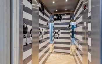 Moderne kantoorgang met opvallend wanddesign in het kantoorpand gelegen op Fonteinlaan 5, Haarlem Zuid.