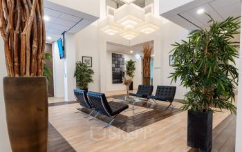 Stijlvol ingerichte ontvangstruimte in het kantoorpand op Fonteinlaan 5, Haarlem Zuid, met moderne zitgelegenheid en veel groen.