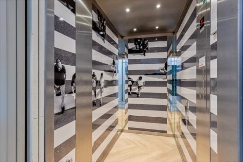 Moderne kantoorgang met opvallend wanddesign in het kantoorpand gelegen op Fonteinlaan 5, Haarlem Zuid.