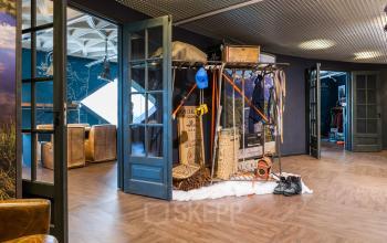 Modern ingericht kantoor in het kantoorpand aan Suikersilo Oost-West 1-41, Halfweg, met een creatieve, huiselijke sfeer.