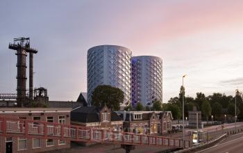 Moderne kantoorpanden bij zonsondergang in Halfweg, gelegen aan Suikersilo Oost-West 1-41, ideaal voor bedrijven die een kantoorruimte willen huren.