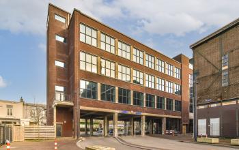 Kantoorpand aan de Haarlemmerstraatweg 13 in Halfweg biedt een ideale gelegenheid voor kantoorruimte huren. Het gebouw heeft een moderne uitstraling met grote ramen en bakstenen gevels, perfect voor bedrijven die een stijlvolle werkplek zoeken.