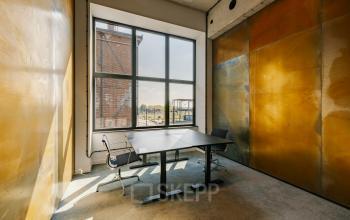 Licht kantoorpand aan Haarlemmerstraatweg 13 in Halfweg met twee glazen wanden en stoelen, ideaal voor wie een kantoorruimte wil huren in een moderne en stijlvolle omgeving.