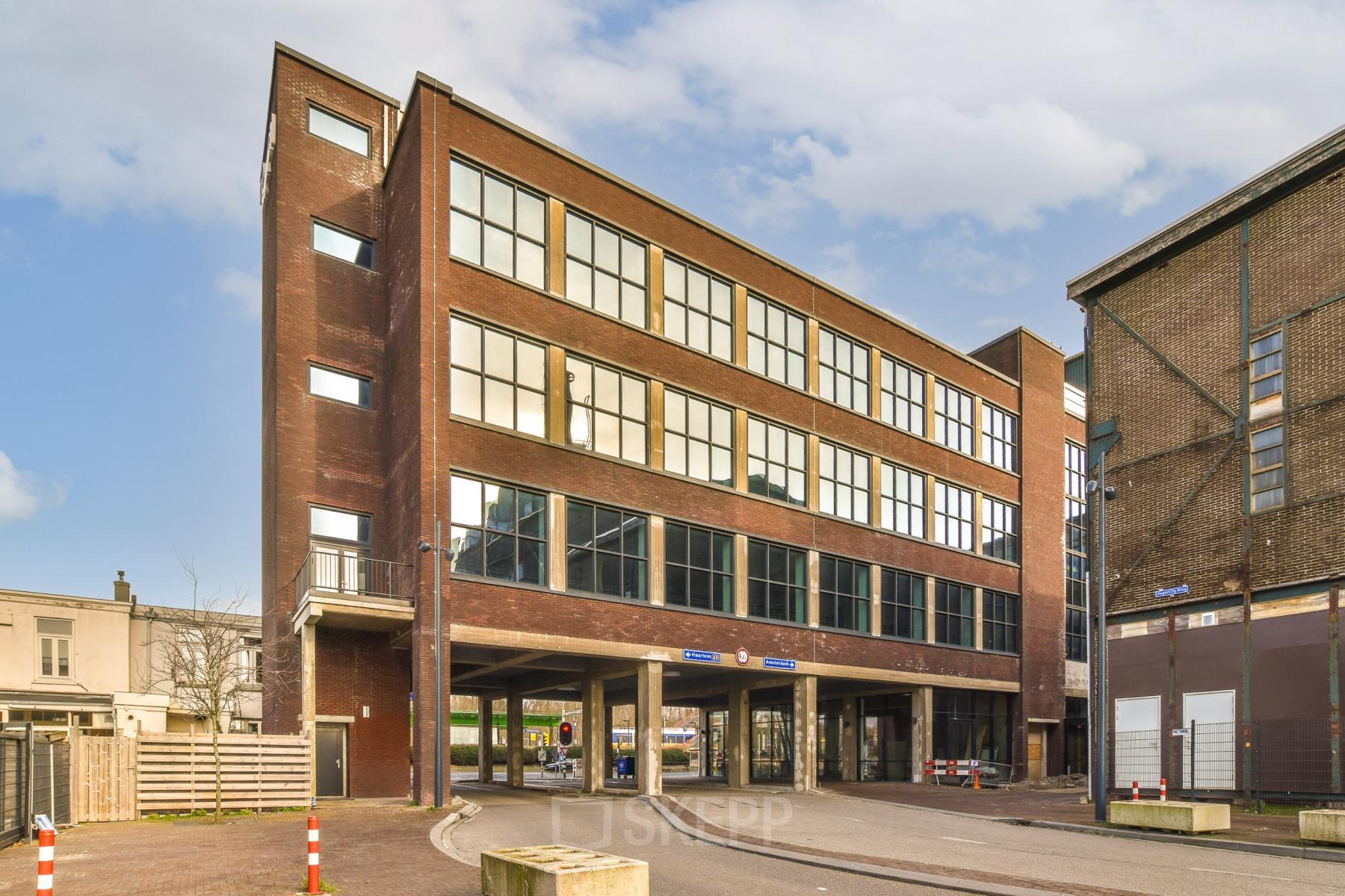 Kantoorpand aan de Haarlemmerstraatweg 13 in Halfweg biedt een ideale gelegenheid voor kantoorruimte huren. Het gebouw heeft een moderne uitstraling met grote ramen en bakstenen gevels, perfect voor bedrijven die een stijlvolle werkplek zoeken.