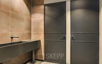 Kantoorpand op Haarlemmerstraatweg 13A in Halfweg met moderne sanitaire voorzieningen en sfeervolle verlichting.