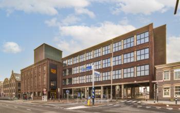 Kantoorpand te huur aan de Haarlemmerstraatweg 13A in Halfweg, vier verdiepingen hoog gebouw.