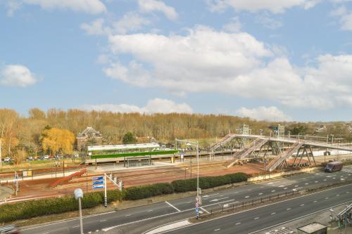 Uitzicht vanuit het kantoor op Haarlemmerstraatweg 13A, Halfweg, met zicht op treinstation en omliggende wegen.