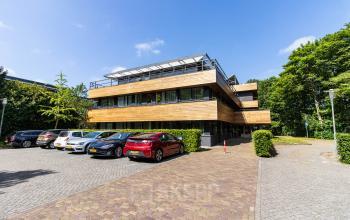 Modern kantoorpand aan de Herenweg 115 in Heemstede met ruime parkeergelegenheid en groen rondom, ideaal voor het huren van kantoorruimte.