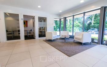 Lichte kantoorruimte op Herenweg 115, Heemstede met moderne zitplaatsen en grote ramen. Ideaal om te huren voor zakelijke ontmoetingen.