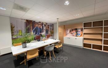 Modern ingerichte kantoorruimte op Dalhuysenstraat 10-50 in Heerenveen met een strakke vergadertafel en ingebouwde kasten.