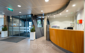 Entree van kantoorpand op Geerstraat 115, Heerlen met moderne receptie en glazen deuren, geschikt voor het huren van een kantoor.