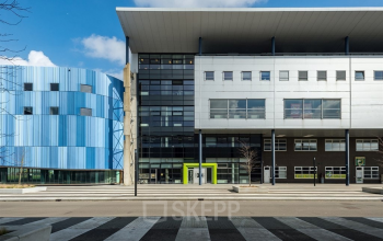 Moderne gevel van kantoorpand aan Milaanstraat 70-110, Heerlen, geschikt voor kantoorruimte huren.