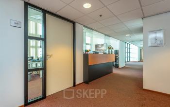 Kantoorpand aan de Milaanstraat 70-110 in Heerlen met moderne inrichting en lichte werkplekken. Perfect voor kantoorruimte huren in een professionele omgeving.