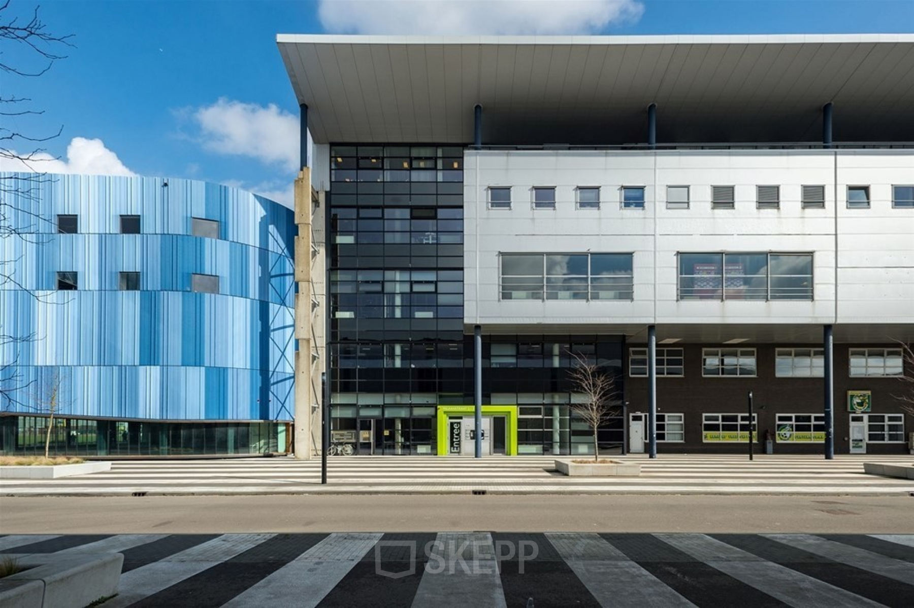 Moderne gevel van kantoorpand aan Milaanstraat 70-110, Heerlen, geschikt voor kantoorruimte huren.