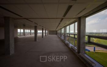 Een grote lege kantoorruimte