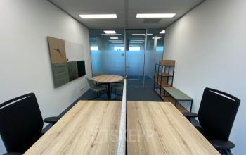 Kantoorruimte huren in Snellius 1, Heerlen met twee bureaus, stoelen en een kleine vergadertafel.