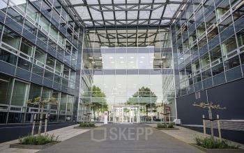 Modern kantoorpand Snellius 1 in Heerlen met glazen gevel en ruimtelijke entree.