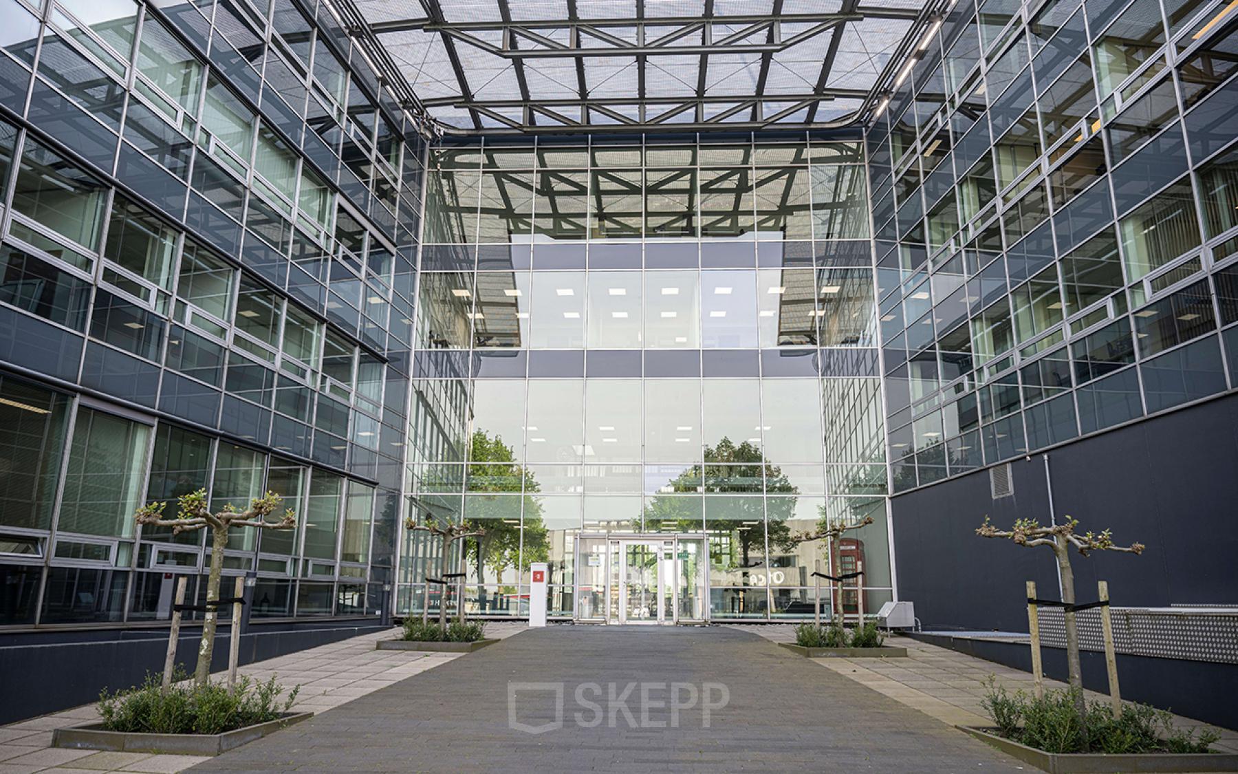 Modern kantoorpand Snellius 1 in Heerlen met glazen gevel en ruimtelijke entree.