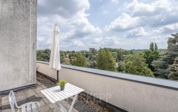 Oliemolenstraat 60 in Heerlen biedt een prachtig uitzicht vanaf het dakterras met tafel en stoel, perfect voor een creatieve pauze buiten het kantoor. Geschikt voor huur met inspirerende omgeving.
