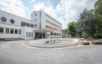 Kantoorpand te huur gelegen aan Oliemolenstraat 60 in Heerlen met moderne gevel en parkeerplaats.