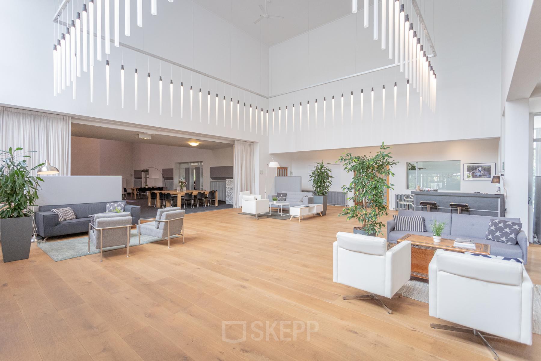 Ruime en lichte kantoorruimte huren aan de Oliemolenstraat 60 in Heerlen, met moderne inrichting en zitgelegenheden.