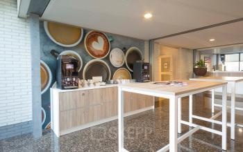 Kantoorruimte huren op Steenovenweg 5 in Helmond met moderne koffiecorner.
