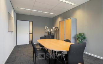 Vergaderruimte in het kantoorpand aan de Jan Tinbergenstraat 202, Hengelo, met moderne inrichting en toegang tot diverse faciliteiten voor effectief kantoorruimte huren.