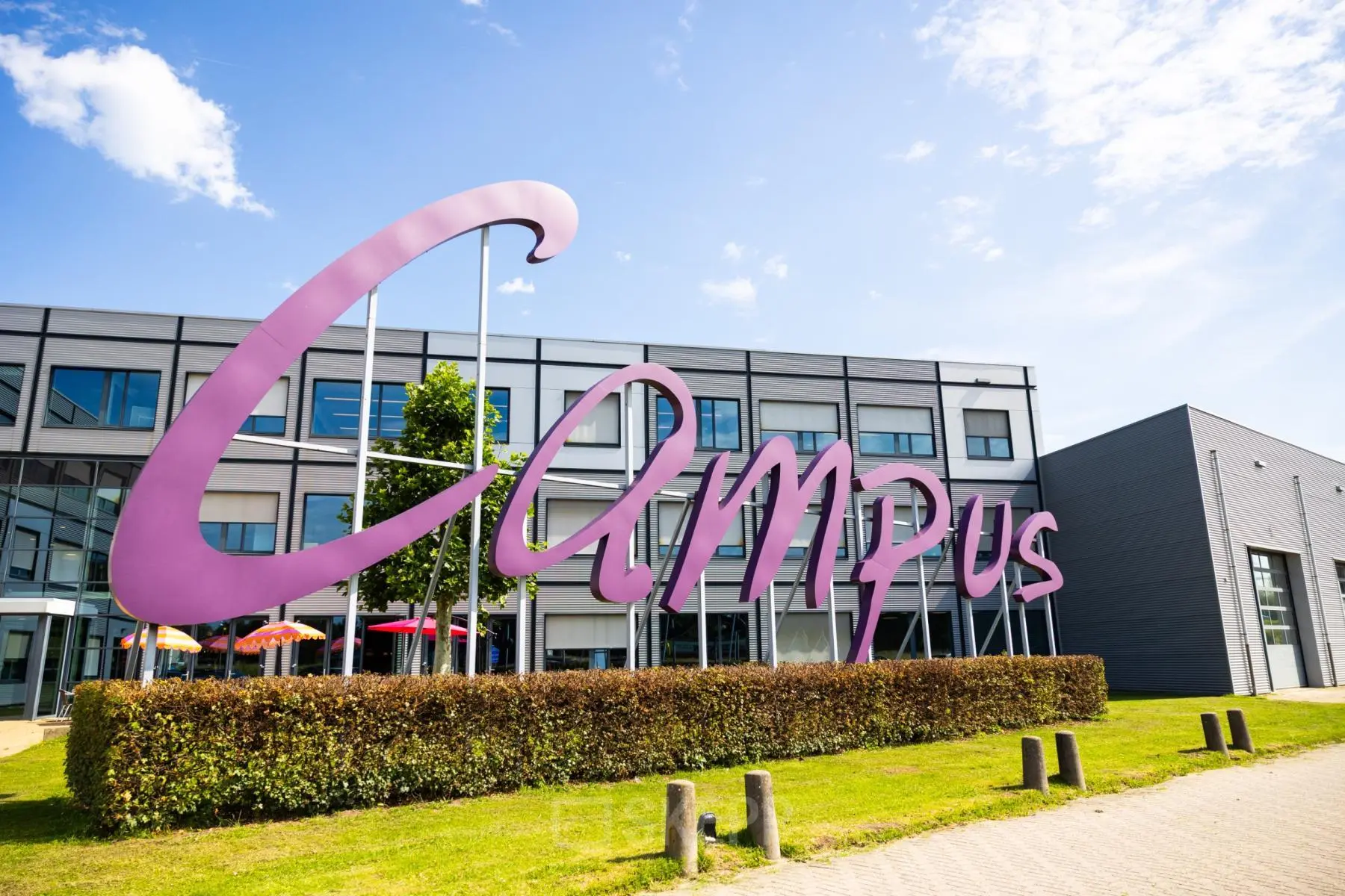 Het moderne kantoorpand aan de Jan Tinbergenstraat 202 in Hengelo, met opvallende architectuur en heldere gevels, biedt een aantrekkelijke mogelijkheid voor bedrijven die kantoorruimte willen huren.