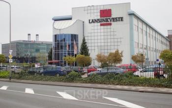 Kantoorpand aan de Lansinkesweg 4 in Hengelo met moderne uitstraling. Voorzien van grote glaspartijen en goed bereikbaar voor wie kantoorruimte wil huren. Ideaal gelegen voor zakelijke doeleinden.