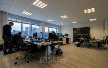 Kantoorruimte huren aan Lansinkesweg 4 in Hengelo met moderne werkplekken, bureau's en stoelen en zakelijke bezigheden van medewerkers.