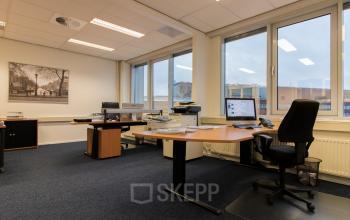 Kantoorruimte huren aan de Lansinkesweg 4 in Hengelo met bureaus, stoelen, computers en grote ramen die veel natuurlijk licht binnenlaten.
