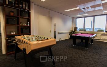 Kantoorruimte huren aan de Lansinkesweg 4 in Hengelo, voorzien van speelruimte met voetbaltafel en pooltafel, moderne inrichting en natuurlijk licht.