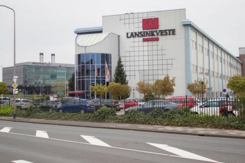 Kantoorpand aan de Lansinkesweg 4 in Hengelo met moderne uitstraling. Voorzien van grote glaspartijen en goed bereikbaar voor wie kantoorruimte wil huren. Ideaal gelegen voor zakelijke doeleinden.