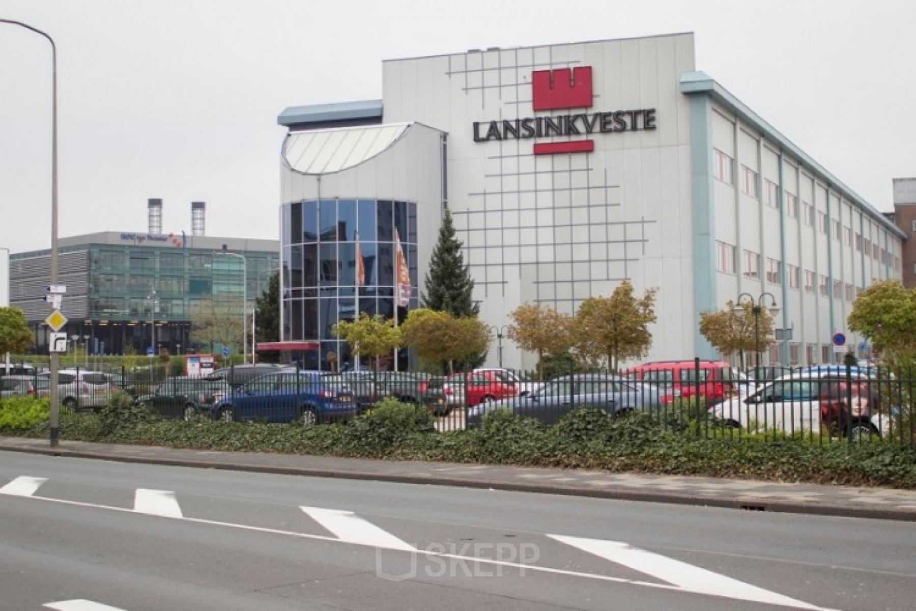 Kantoorpand aan de Lansinkesweg 4 in Hengelo met moderne uitstraling. Voorzien van grote glaspartijen en goed bereikbaar voor wie kantoorruimte wil huren. Ideaal gelegen voor zakelijke doeleinden.