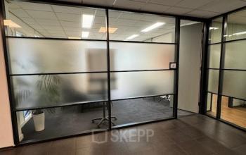 Modern kantoorpand aan de Hamerstraat 10 in Hengelo met glazen scheidingswanden en een ruime, goed ingerichte werkruimte. Ideaal voor wie kantoorruimte wil huren in een professionele omgeving.