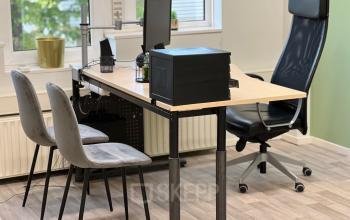 Kantoorruimte huren aan de Hamerstraat 10 in Hengelo, met een bureau en stoelen, geschikt voor zakelijke activiteiten.
