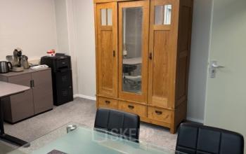 Kantoorruimte te huur op Hamerstraat 10 in Hengelo, voorzien van een ruime kast, glazen tafel en zakelijke inrichting.